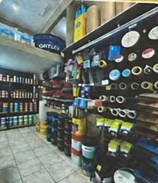 Prateleiras com discos, rolos e materiais de acabamento na loja
